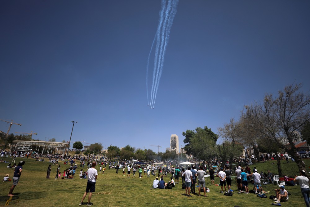 Pessoas em um parque de Jerusalém, em Israel, em 15 de abril de 2021 — Foto Ammar AwadReuters